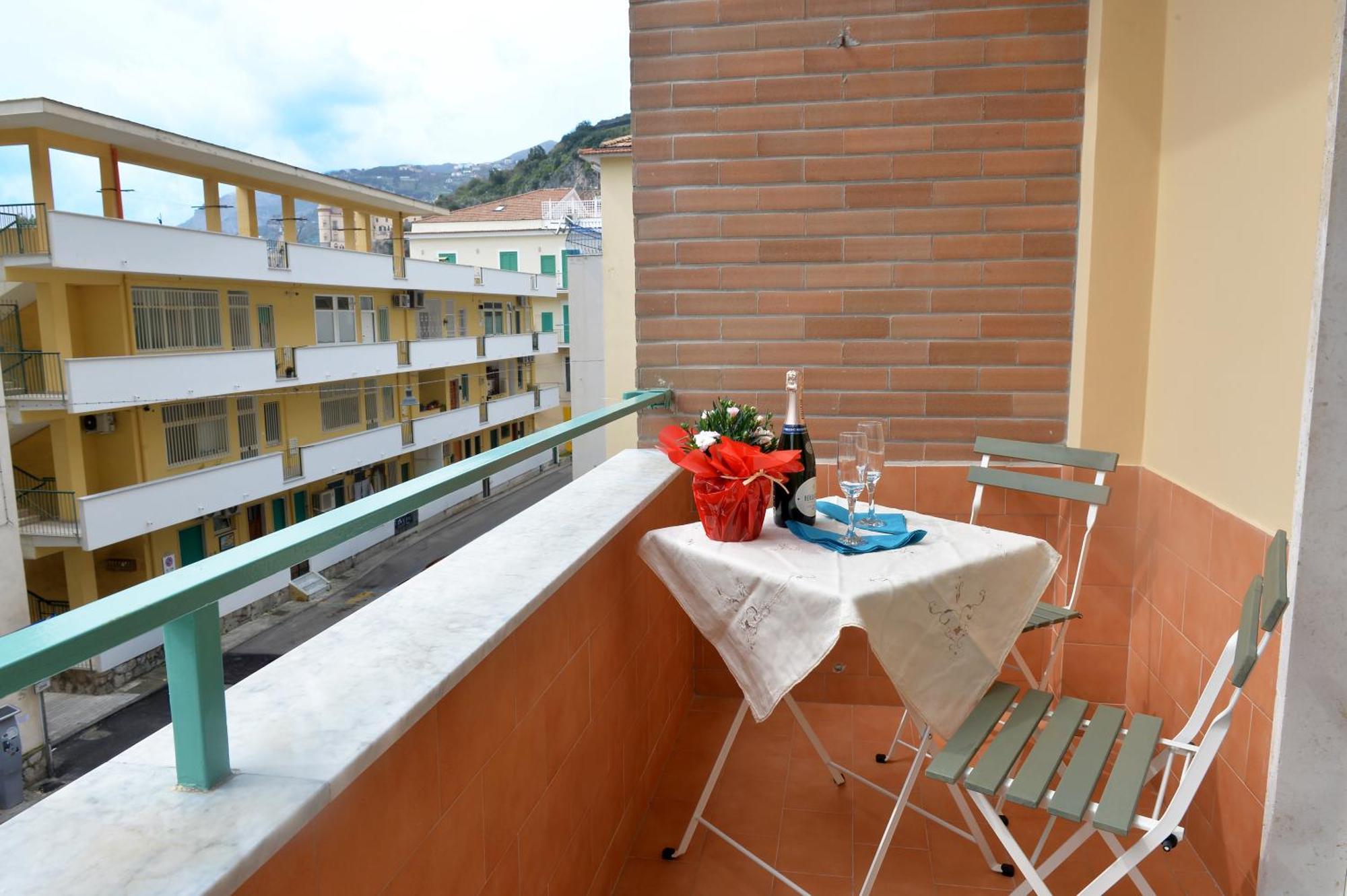 Charming Rooms Amalfi Coast مايوري المظهر الخارجي الصورة
